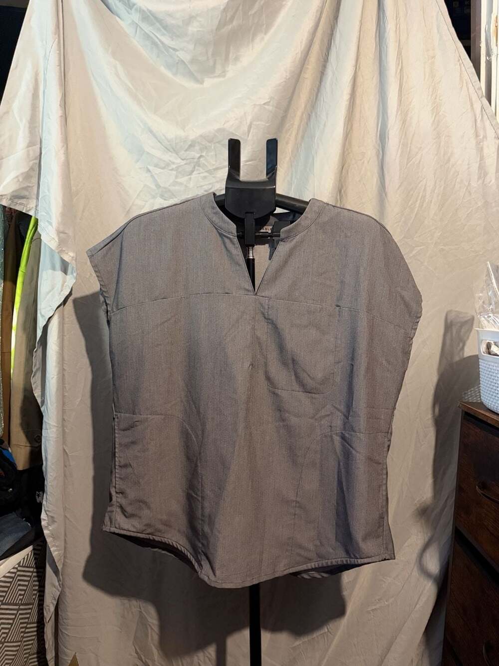 Fabletics V-Neck Scrub Top Size M Gray